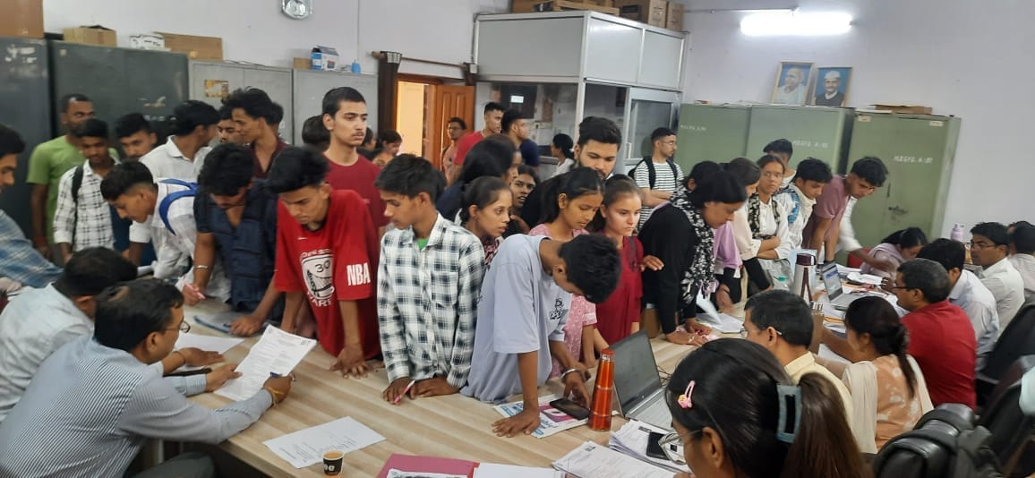 On the first day of admission process in MBPG, students thronged, 218 admissions took place