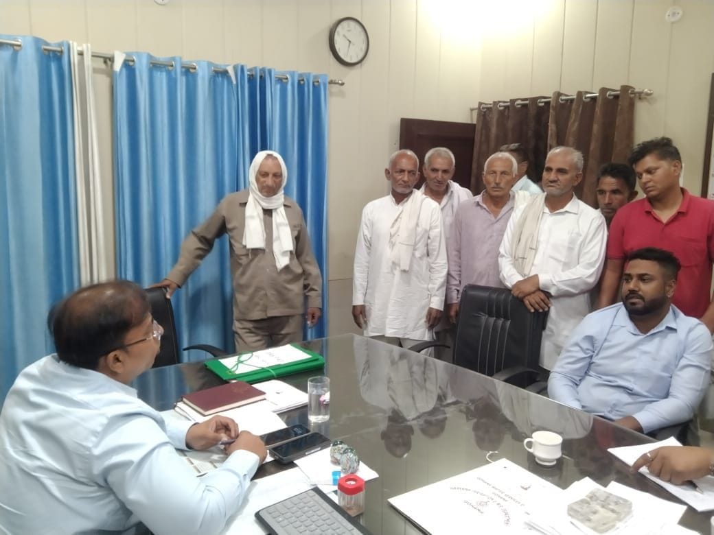 Farmers met the executive engineer regarding the problem of drainage in the fields.