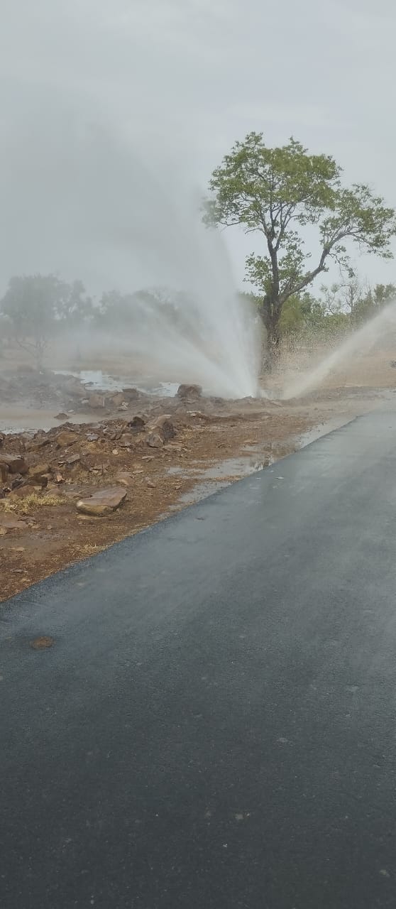 Damoh Due to bursting of pipeline 25 feet high fountain started flowing in middle of road