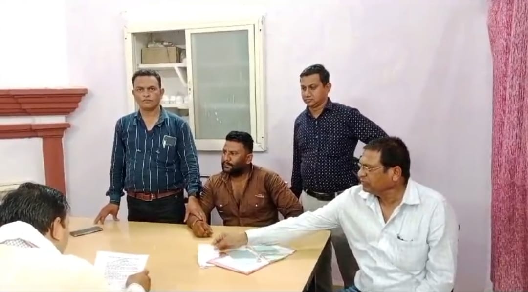 Khargone News First stopped work by saying that field is forest land then demanded bribe from JCB driver