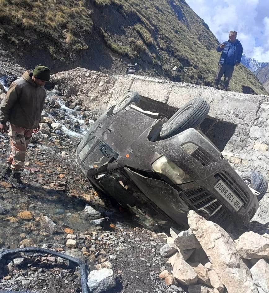 Jeep of passengers going for Adi Kailash Darshan fell into the drain