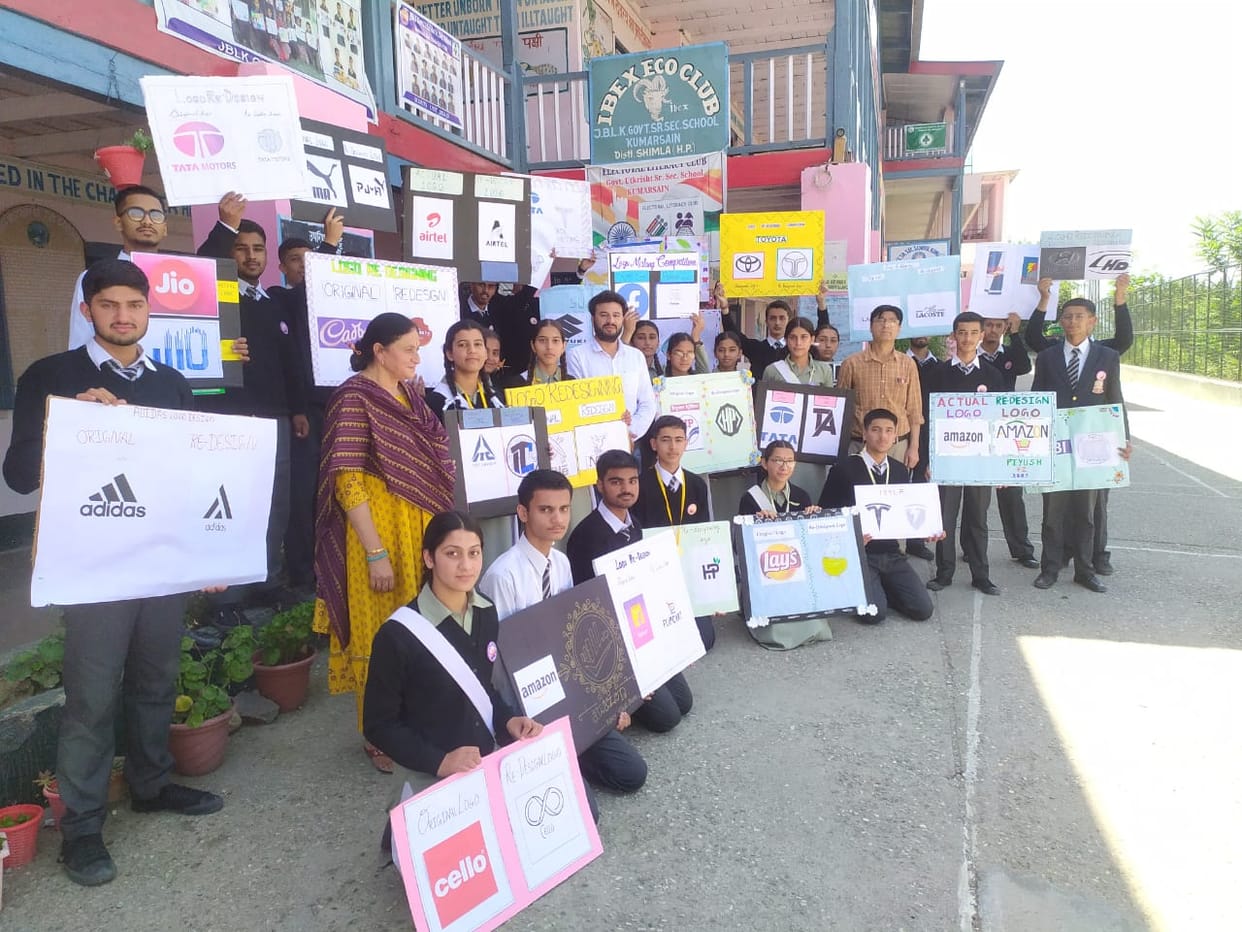 Aastha-Aarushi received award for excellent performance in logo design