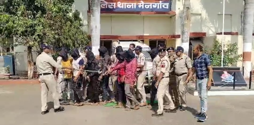 Dacoits of Damkheda Colony were caught by Khargone Police along with stolen goods and weapons