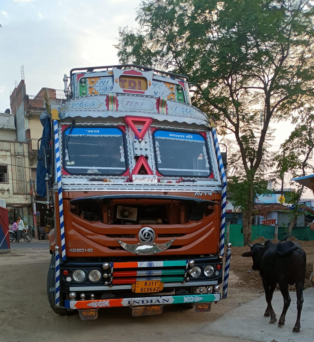Police seized 2400 boxes of liquor from the truck going from Gwalior to Jabalpur