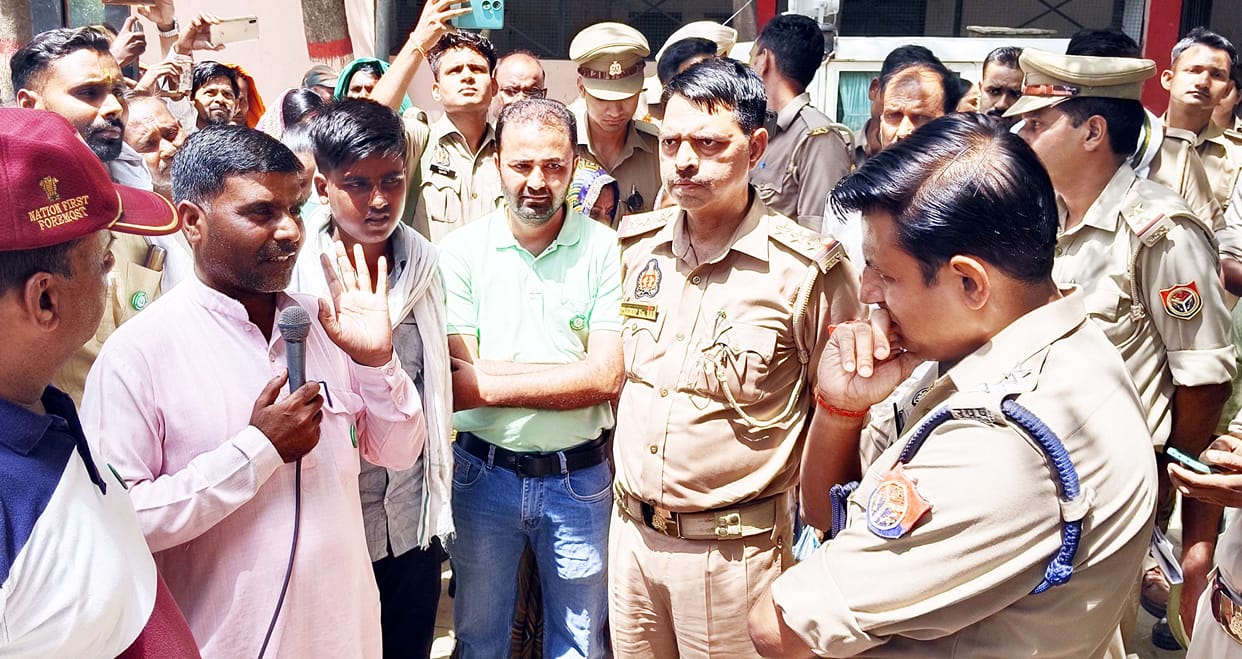 Inspector of Banda police station and two constables present in line