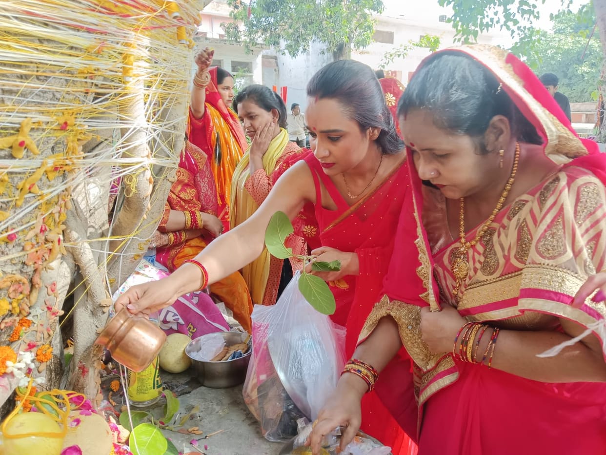 The married women worshiped the banyan tree by observing fast on Vat Savitri