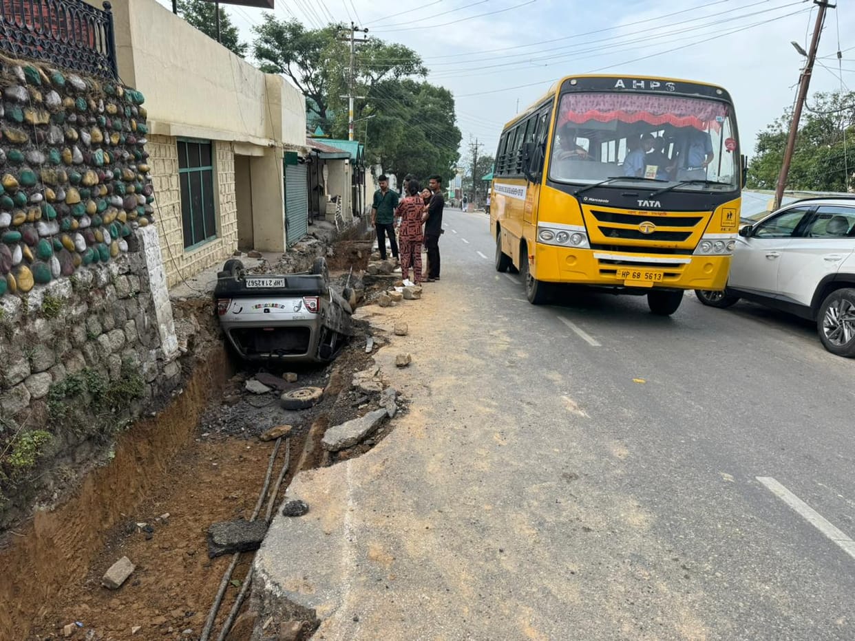 What kind of work is this smart road...warning board missing, no security arrangements