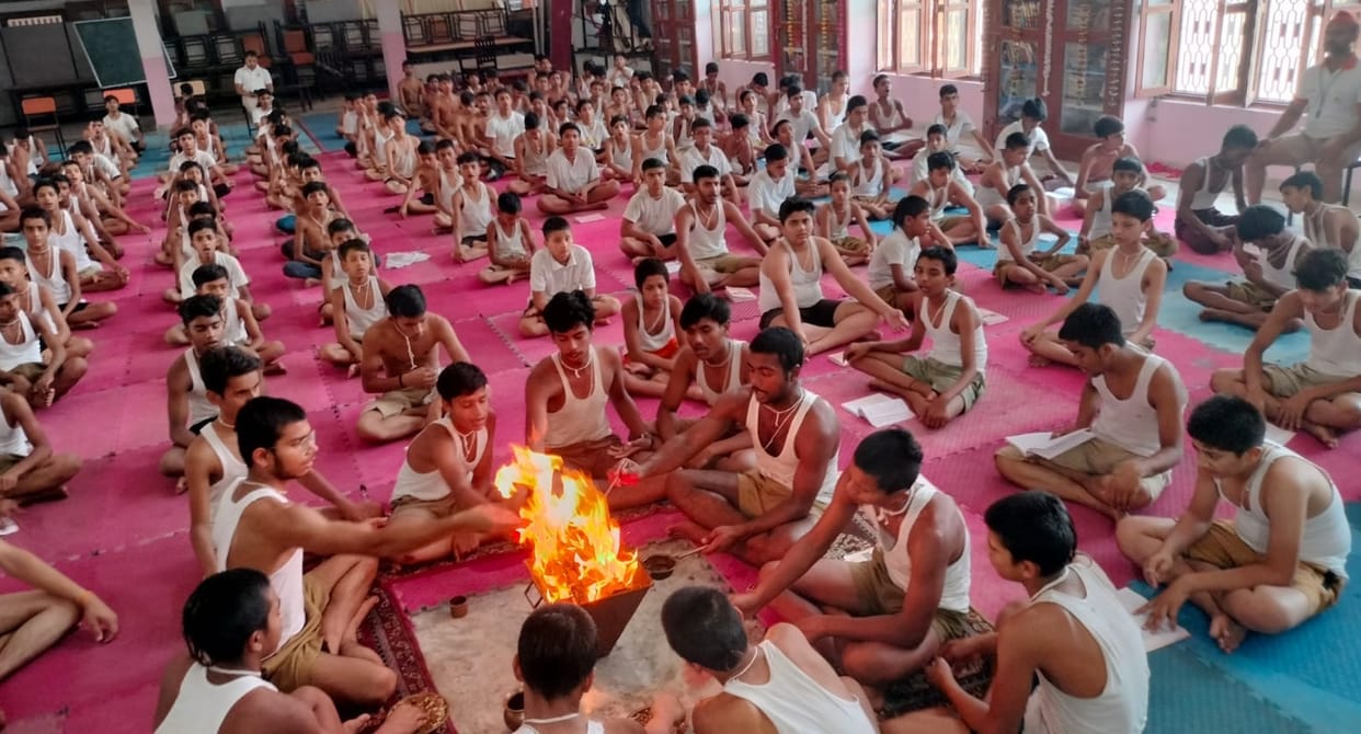 Wearing Yagyopavit increases age, strength and radiance: Acharya