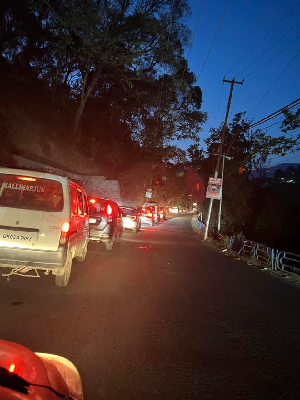 Tourists stuck in traffic jam, it took one hour to cover a distance of two km