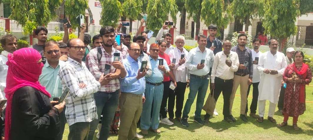 Mobiles lost in Bijnor found while traveling from Karnataka to Kashmir, 137 recovered