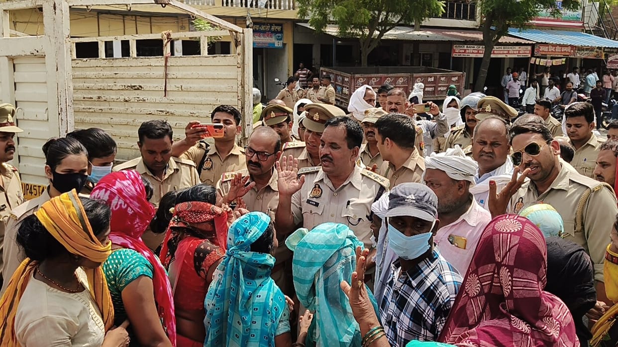 Road blocked by keeping dead body, case of murder registered against six