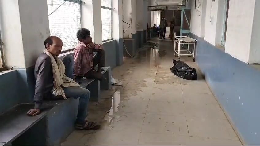 Damoh There was no freezer to keep dead body in Hata Hospital father kept body of daughter on slab of ice
