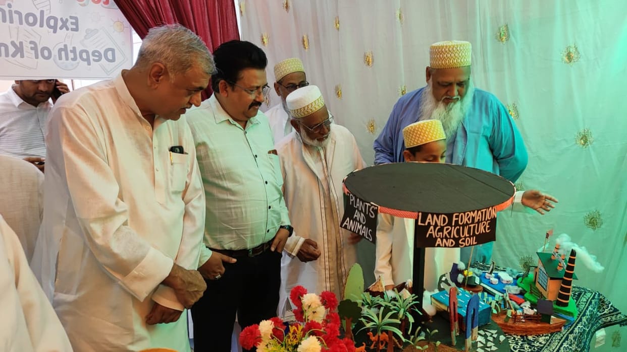 Khargone Women and children of Bohra community organized science exhibition explained science connection