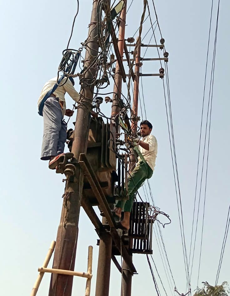 Linemen are repairing power lines without safety equipment, danger of accidents