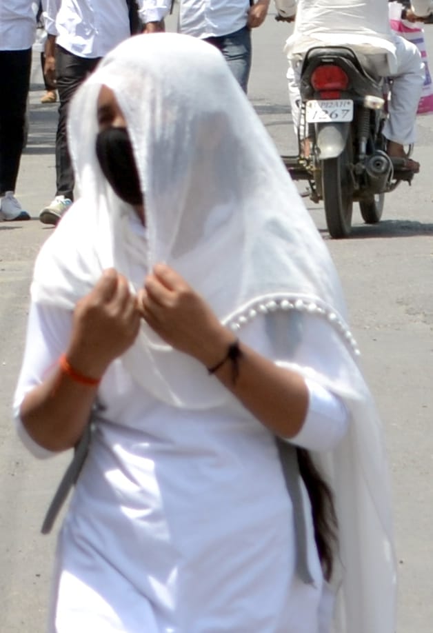People suffering due to heat wave, temperature reached 42 degree Celsius