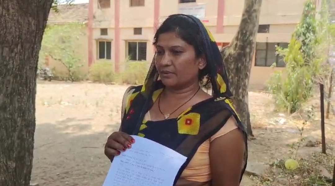 Khargone News Woman beaten up for opposing illegal liquor sale