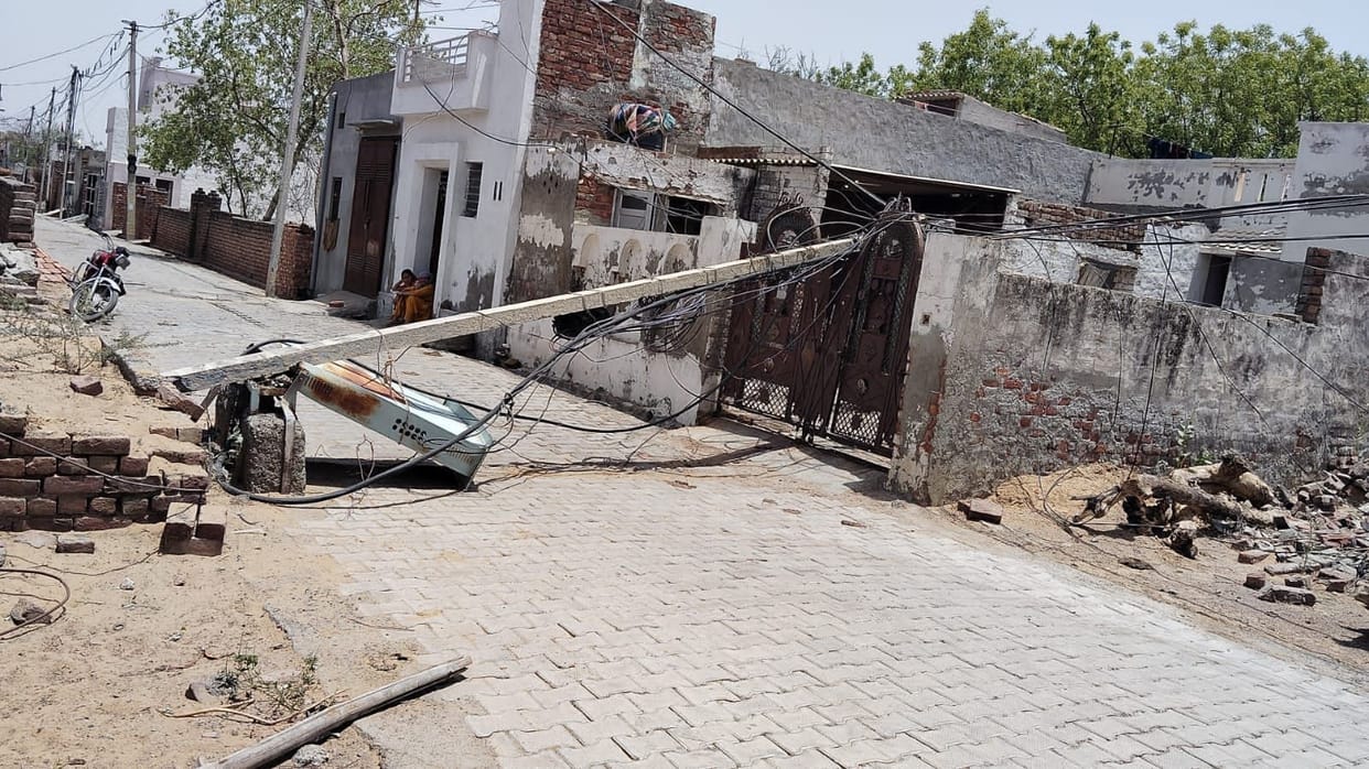 687 electricity poles broke in the district, 17 electricity transformers fell into the ground, main roads and streets were blocked.