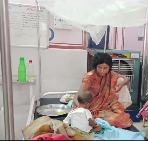 Damoh Parents of malnourished girl are creating ruckus in hospital after drinking alcohol