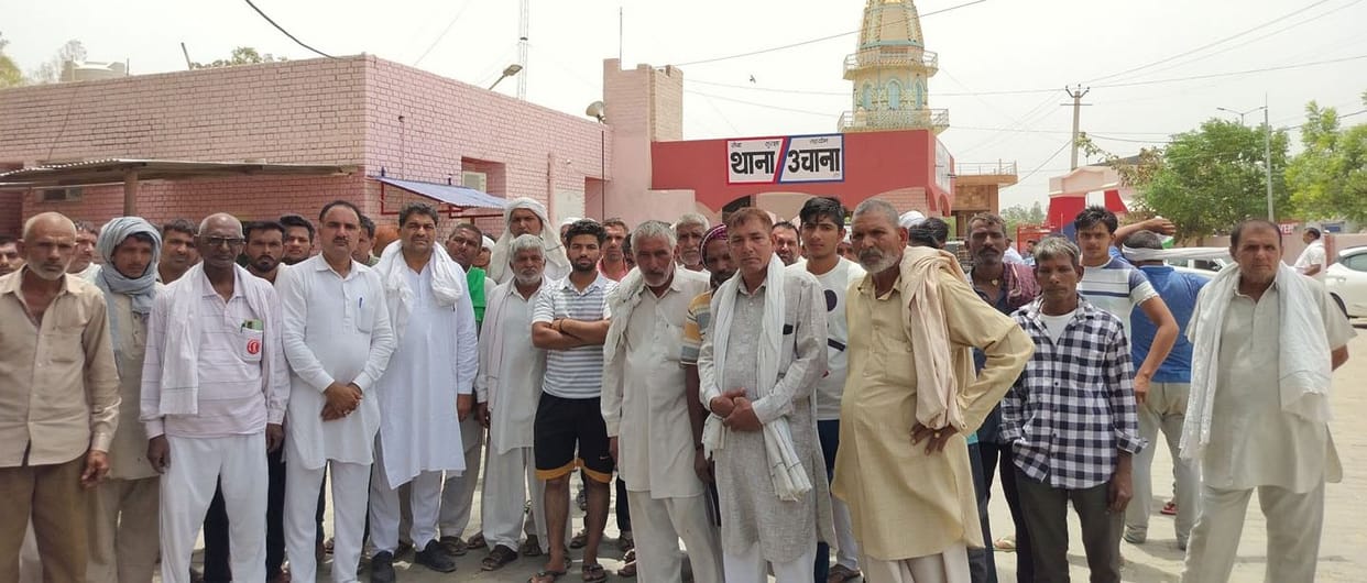 Anger increased due to theft incident, villagers reached police station riding in trolleys
