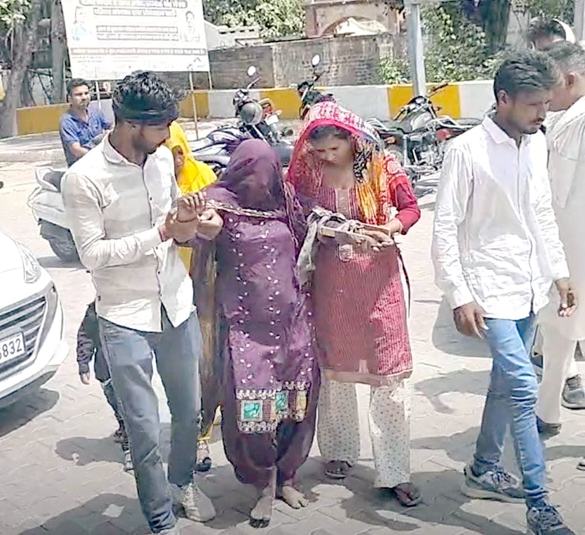 Seven injured in e-rickshaw-bike collision