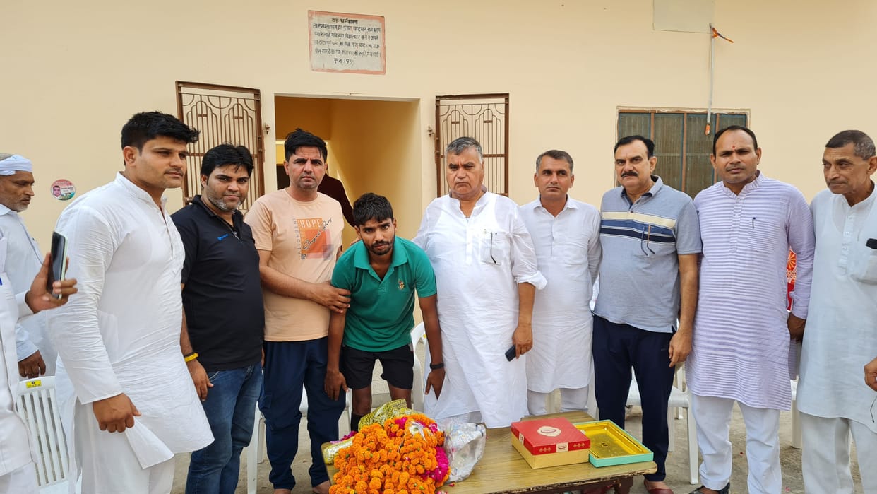 Youth Pandu reached Pindara after running 100 km on Satpal's victory.