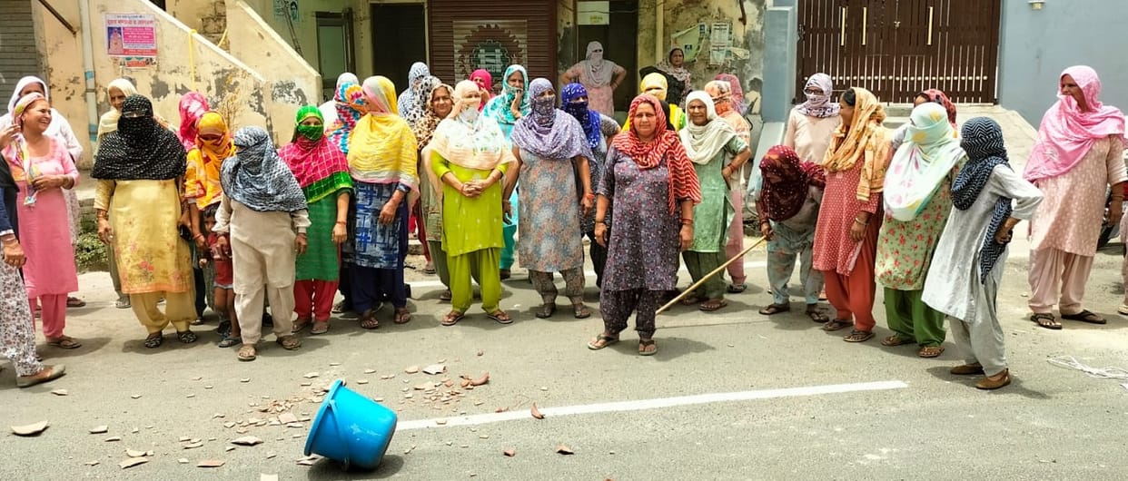 Women broke pots when water did not reach Khedi Sadh, Kamla Nagar, Ekta Colony and Preet Vihar.
