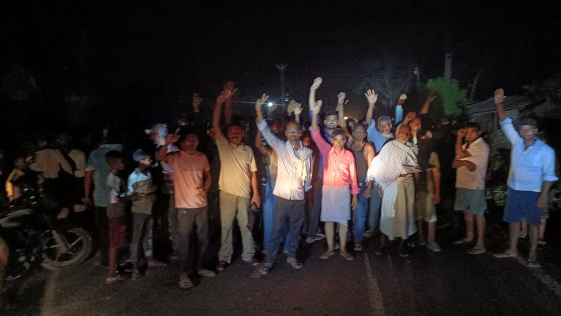 Demonstration of people angry due to power supply interruption