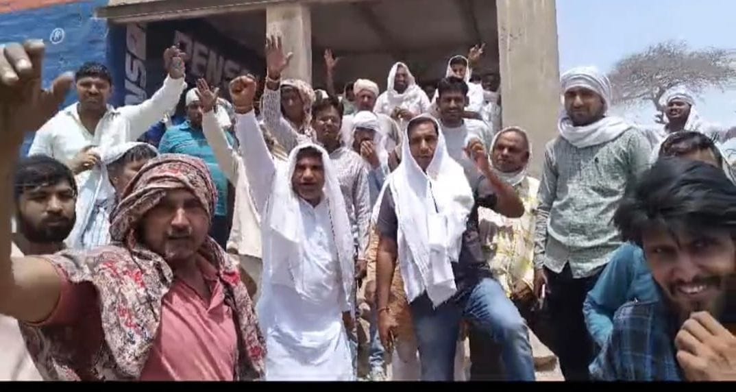 Dumper drivers and owners closed the forks in protest against running overloaded dumpers in Khanak Pahad.