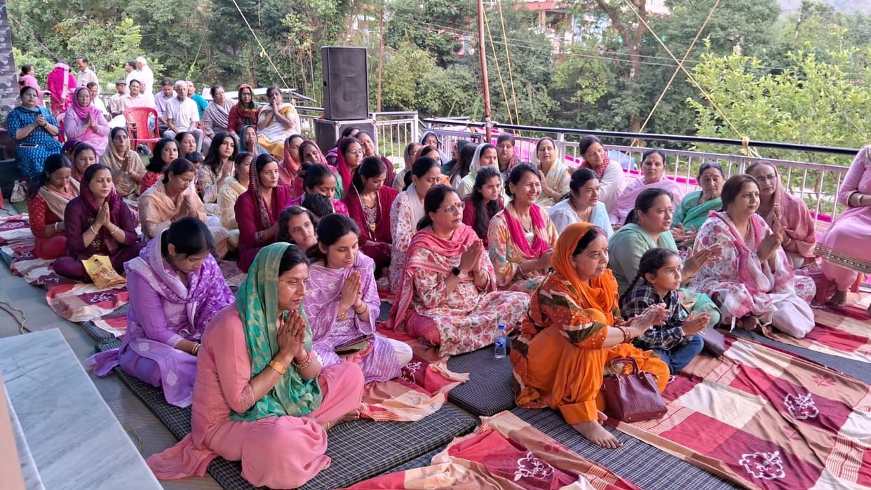 Devotees dance on the bhajan, everything about the mother is unique.
