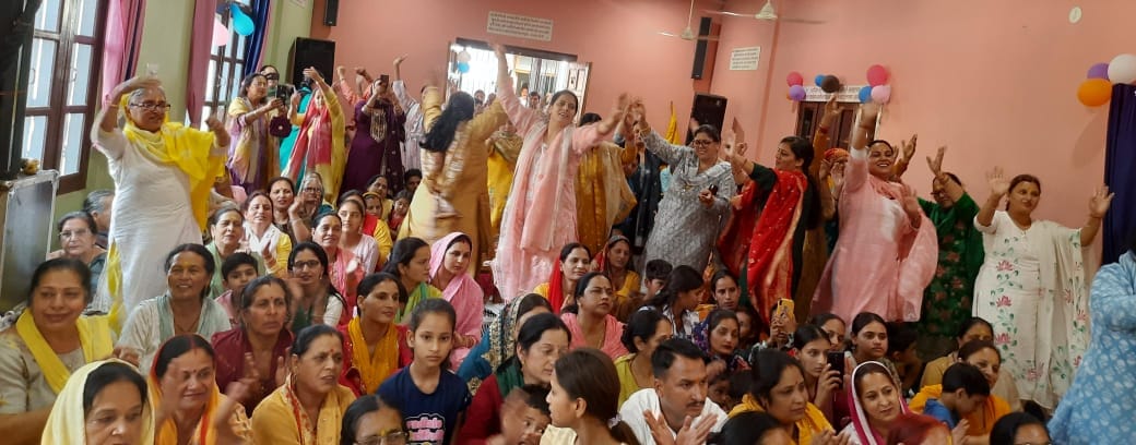 Adorable tableaux taken out on the birth of Krishna, devotees danced