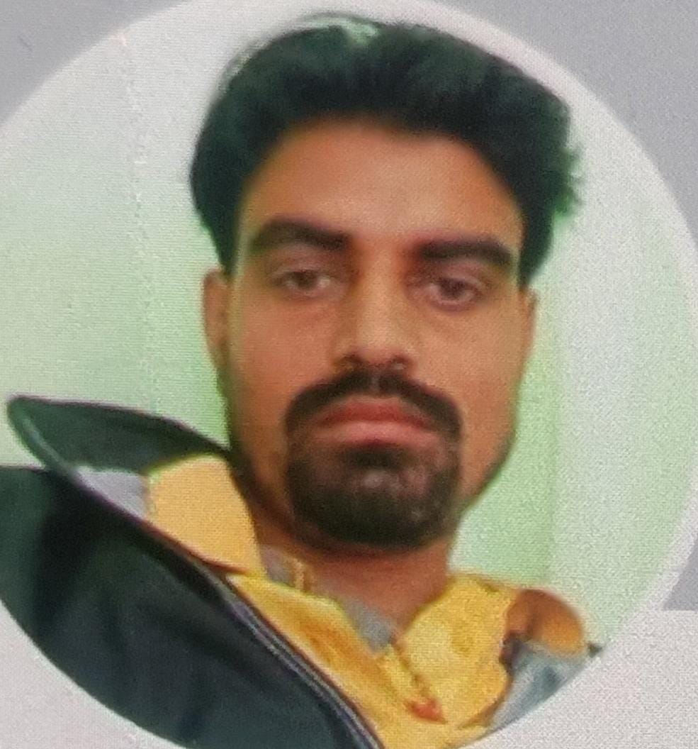 A young man was beaten up due to enmity, pushed from the roof and thrown bricks at him, death