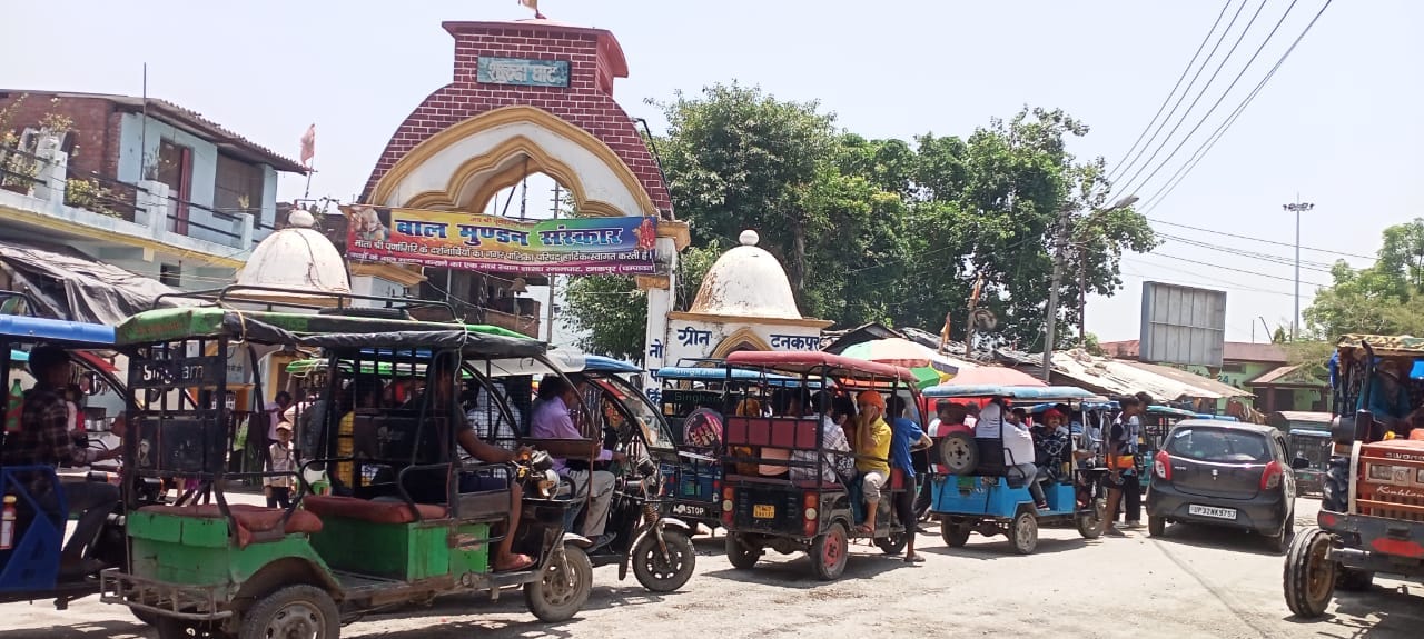 There was chaos due to the accumulation of vehicles at the entrance.