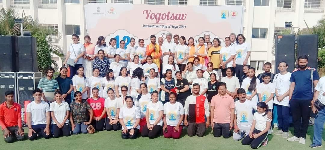 1000 citizens performed yoga to stay healthy in the Yoga Mahotsav