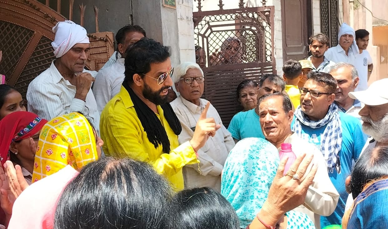 Jaihind reached Mahavir Colony to hear about the sewerage problem.