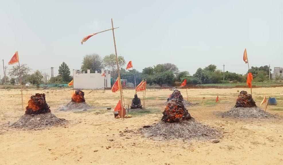 Ascetics basking in the fire at One Rupee Chowk
