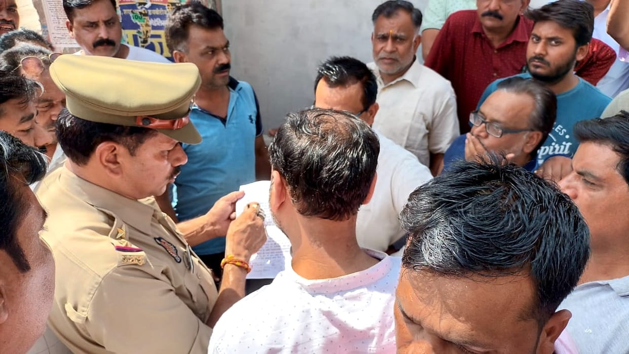 People came out to protest against installation of gate in the colony