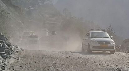 Uttarakhand Weather: 34 घंटे बंद रहा बदरीनाथ हाईवे, 2000 श्रद्धालु आठ किमी पैदल चलकर पहुंचे धाम Uttarakhand Weather Badrinath highway Open After 34 hours 2000 devotees reached the Dham by walking 8 kM