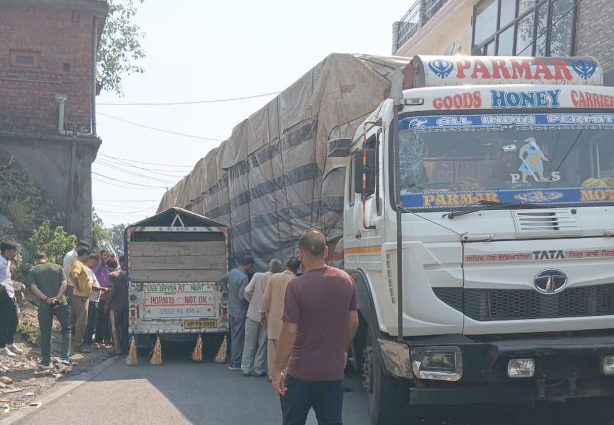Drivers confused after pickup-trolley collision on NH, traffic halted for an hour