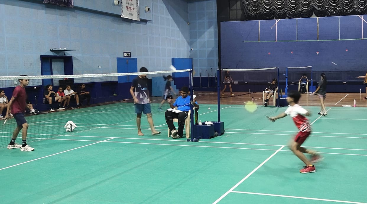 Vibhuti and Pari won gold medal in badminton competition