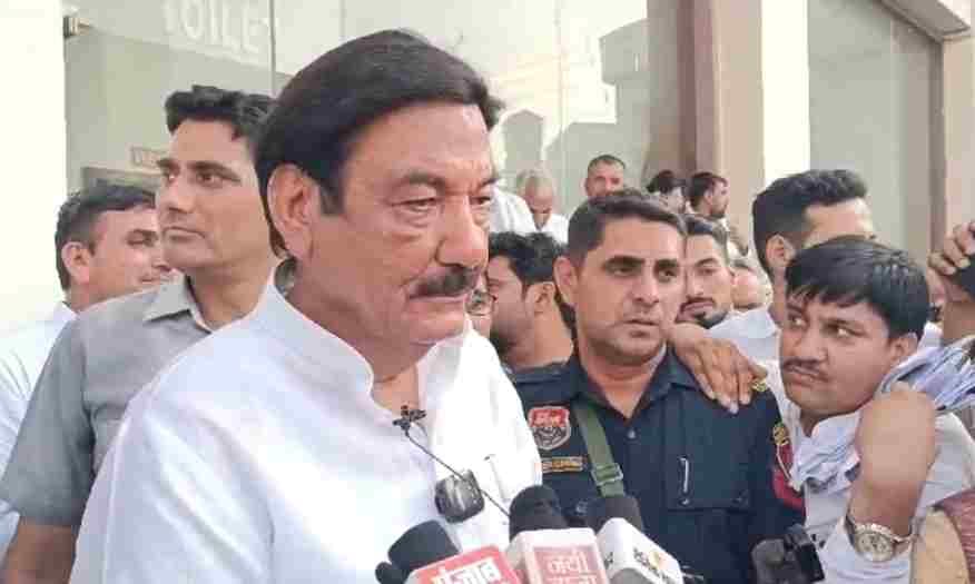 हिसार में पत्रकारों से बातचीत करते बिजली मंत्री रणजीत चौटाला। 