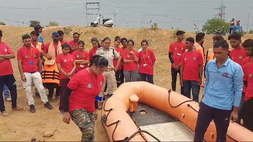 Damoh News How to save lives during a disaster training given to flood disaster friends