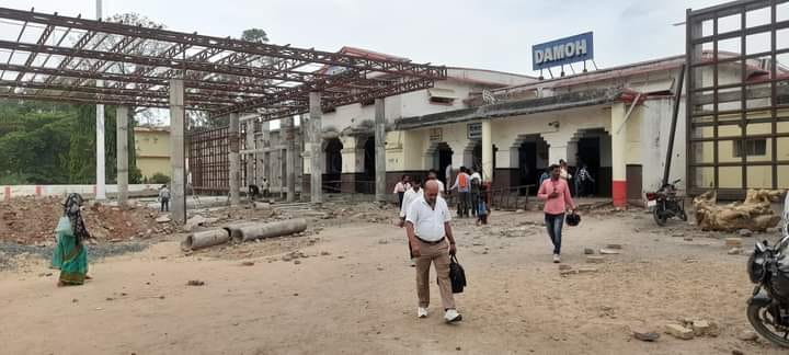 Damoh News beautification work of Damoh railway station is progressing at a slow pace