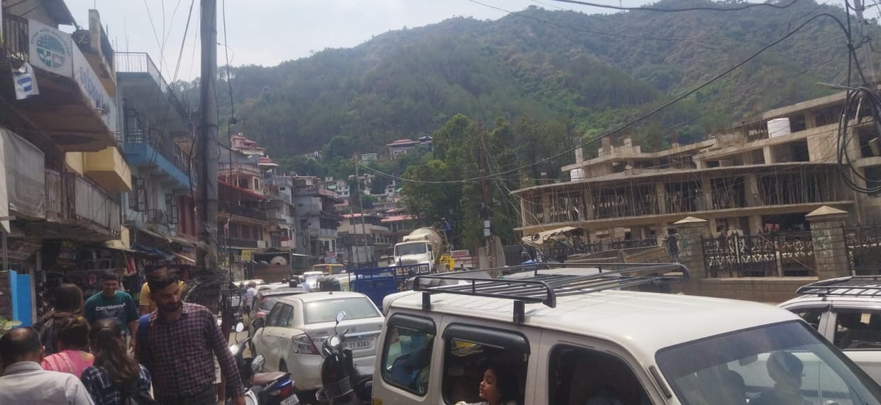 The city is jammed; Vehicles kept crawling, students and people started sweating