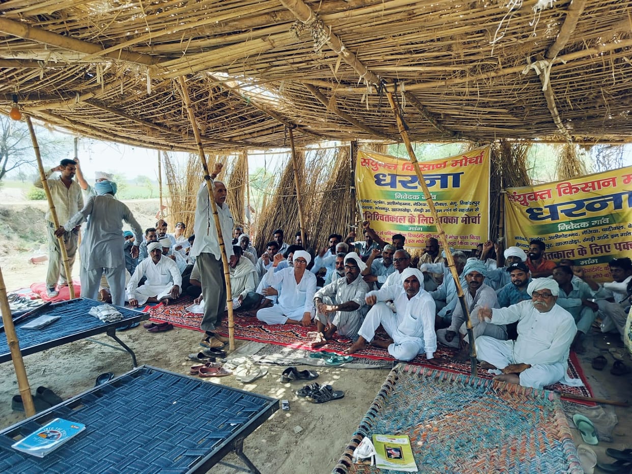 Protesting farmers stopped the contractor who arrived to open Mogha in Major Canal