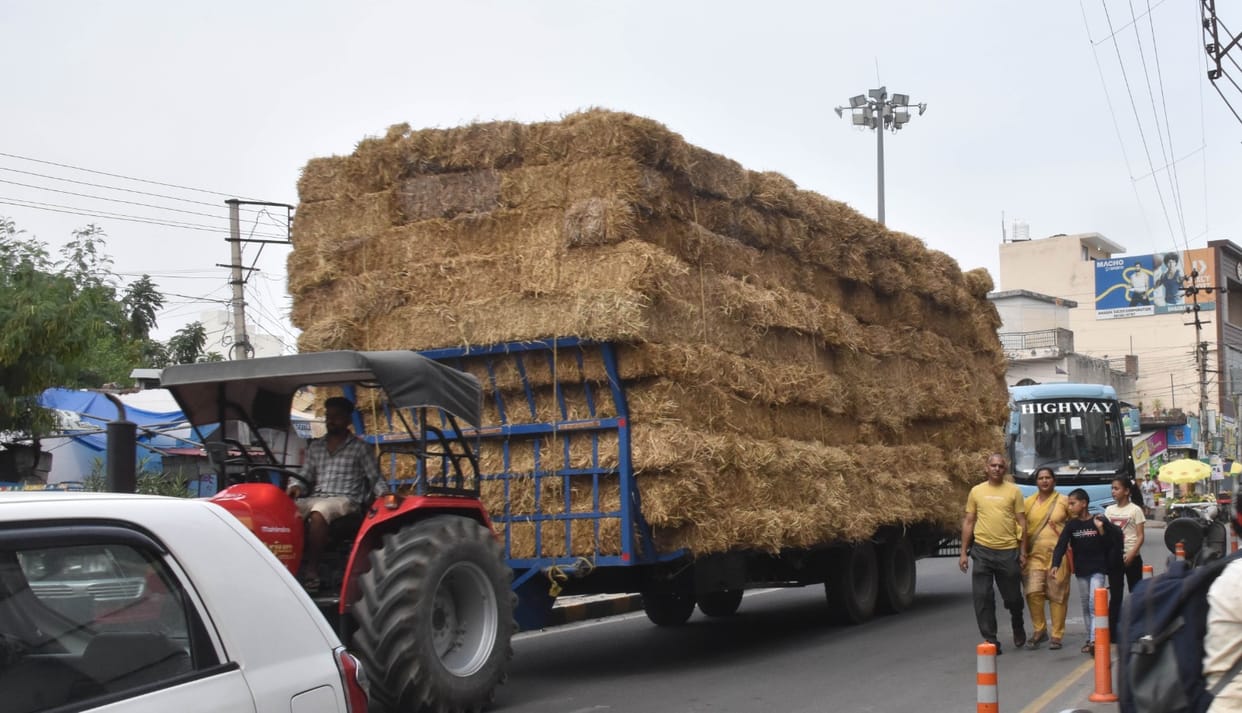 Goods vehicles roaming overloaded on the roads of Una, no one to ask