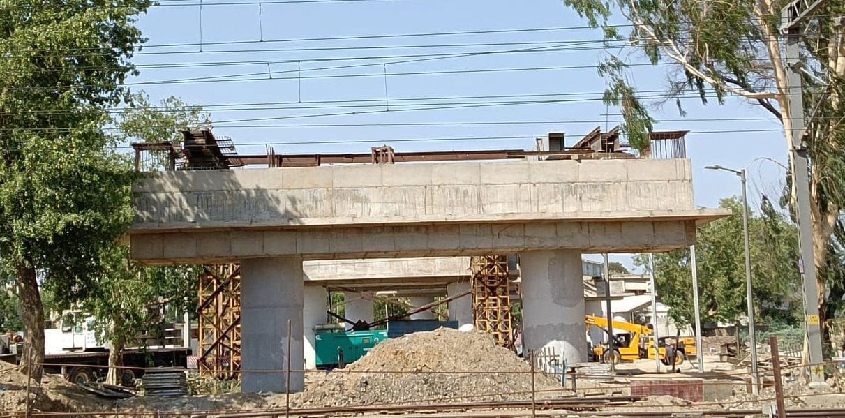 Shopkeepers' work halted due to overbridge under construction at Dablain gate