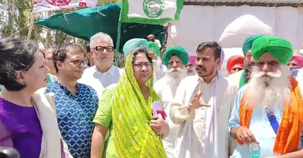 Delegation of five TMC MPs reached Datasinghwala border, farmers talked to Mamata Banerjee