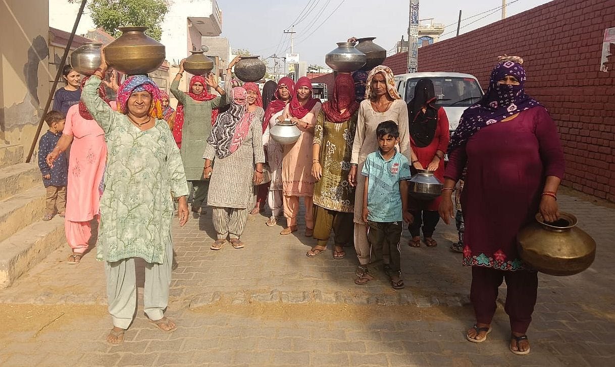 Women of Nguran Nimbaran Patti expressed anger over drinking water shortage