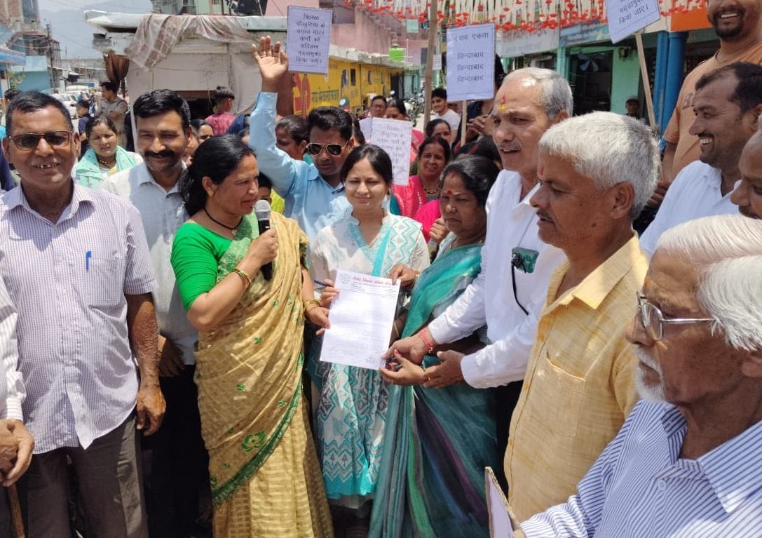 Villagers demonstrated regarding the problems of Chaukhutiya area