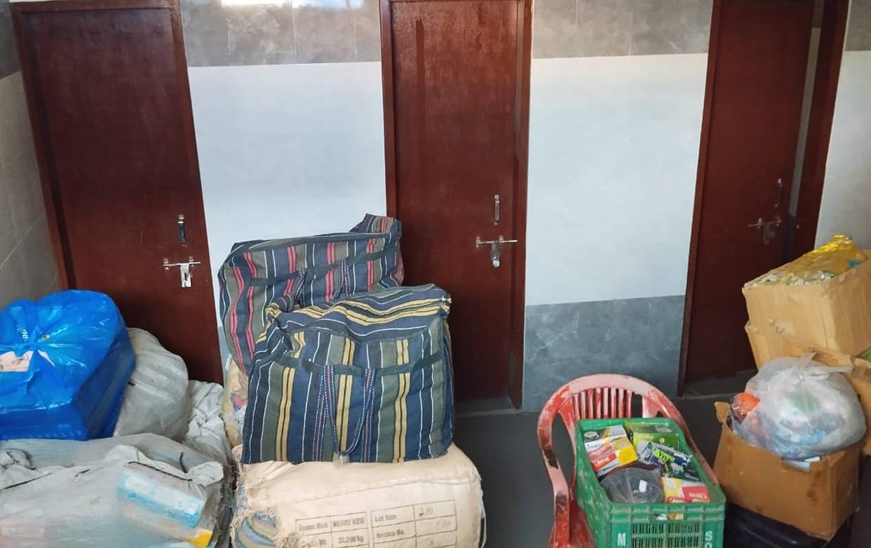 Contractor's arbitrariness, stall operators kept goods in women's toilet